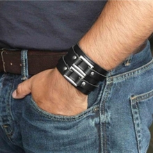 Lederarmband mit Metallschnalle